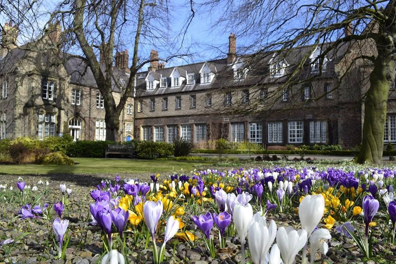 Nghề nghiệp đa dạng với mức lương từ £21.388 - £40.558/năm