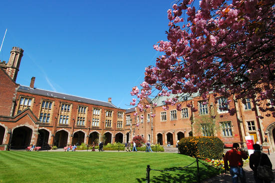 Queens_Belfast_university